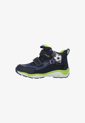 Marineblauwe en groene kinderschoenen met een voetbalontwerp, uitgerust met een gevoerd college, twee klittenbandsluitingen en een textuur van rubberen zool.