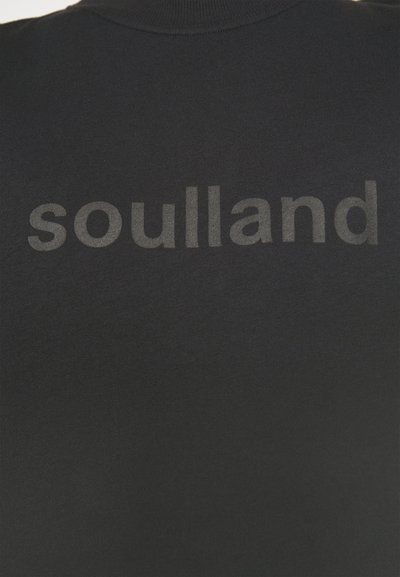 Černá mikina s kulatým výstřihem a matně potisknutým logem "soulland" na zadní straně. Měkká, texturovaná látka.