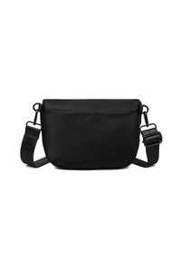 Černá crossbody taška vyrobená z hladké tkaniny. Obsahuje nastavitelné ramenní poutko a zipovou přední kapsu. Minimalistický design bez viditelných log značky.