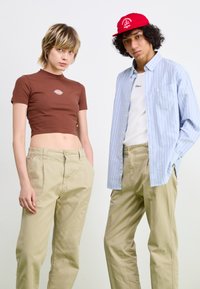 Service Works DRILL WAITER PANT UNISEX - Παντελόνι - khaki