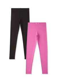 Dwie pary legginsów: jedne czarne, drugie różowe. Wykonane z elastycznego materiału, mają gładką strukturę, wysoki stan i dopasowany krój.