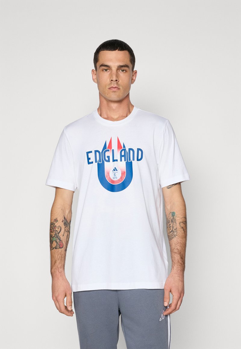 Hvid bomulds t-shirt med blå og rød "ENGLAND" grafik i et cirkulært design. Korte ærmer og klassisk rund hals.