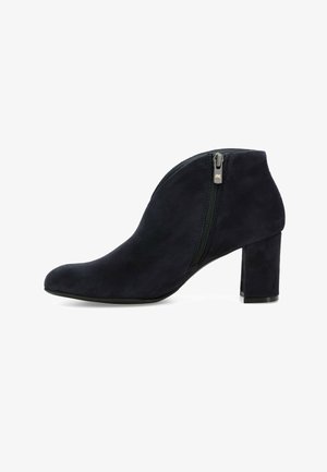 Stivale in suede blu scuro con punta rotonda, cerniera laterale e tacco spesso. Texture liscia con una silhouette semplice e moderna.