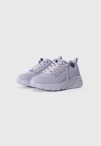 Un paio di sneaker chunky di colore lilla chiaro con lacci e dettaglio con zip laterale, suola resistente e linguette di pomolo su sfondo bianco.