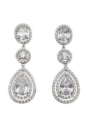 Orecchini a goccia in argento con gemme trasparenti ovali, tonde e a goccia circondate da pietre scintillanti più piccole in montature a strati.