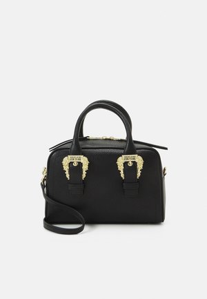 Schwarze Lederhandtasche mit goldenen barocken Schnallen-Details und oberen Griffen, ausgestattet mit einem abnehmbaren Schulterriemen und Reißverschluss.