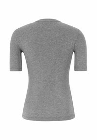 Tricou gri cu mânecă scurtă, fabricat dintr-un material moale și neted. Dispune de un guler rotund simplu și o siluetă ajustată. Fără modele sau accente.