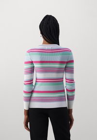 Maglione a maniche lunghe con strisce orizzontali in rosa, verde, blu e bianco. Tessuto a coste con scollo rotondo e design aderente.