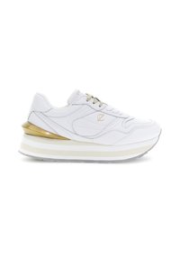 Sneaker bianca con accenti dorati, caratterizzata da un design della suola a strati, materiale in pelle liscia e hardware metallico. Infilata con lacci grigio chiaro.