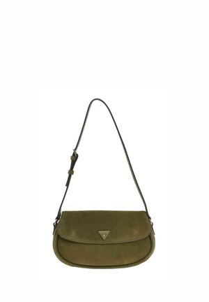 Sac bandoulière en daim vert olive avec une sangle réglable et un logo triangulaire en métal Guess sur le rabat avant.