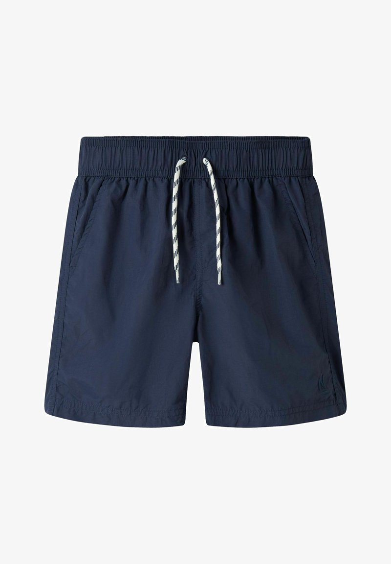 Bañador azul marino con cinturilla elástica, cordón blanco y bolsillos laterales. Fabricado en tejido ligero y resistente al agua.