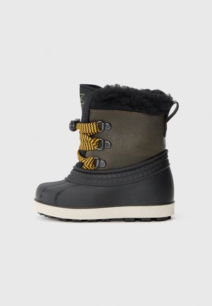 Vue latérale d'une botte d'hiver noire et olive avec des lacets jaunes et noirs, une semelle blanche et une doublure en fourrure noire en haut.