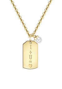 Guldtonad halsband med en rektangulär berlock som är graverad med "I + U = ♥" och kompletterad med en liten pärlakkent.