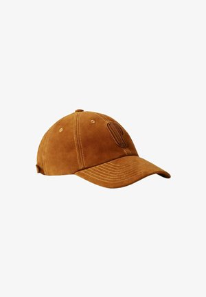 Cappellino da baseball in camoscio marrone con visiera curva e lettera ricamata sul davanti, caratterizzato da dettagli cuciti in bianco.