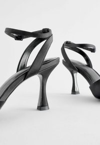 Next REGULAR FIT - FOREVER COMFORT BOW - Sandaalid - black