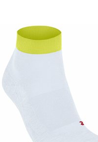 Biała skarpetka do kostek z jasnoniebieskim mankietem, z małym czerwonym logo w okolicy kostki. Skarpetka ma gładką teksturę i dopasowany krój.