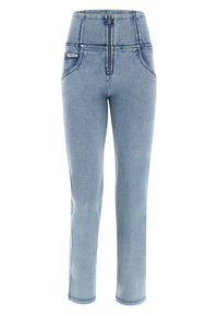 Jeans taille haute bleu clair avec une fermeture éclair à l'avant, deux poches latérales et une texture denim lisse, présentant des détails de couture contrastés.