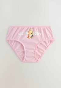 Slip rose pour femme avec bordure en dentelle, représentant un chien de dessin animé espiègle faisant le poirier au-dessus du mot "WEDNESDAY" en lettres blanches.
