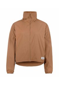Braune Zip-Jacke mit hohem Kragen, elastischen Bündchen und leicht längerem Rücken, mit einem kleinen weißen Logo-Patch nahe dem unteren Saum.