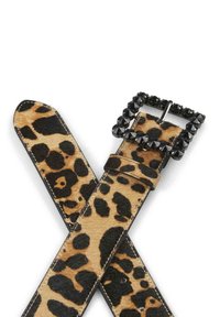 Cinturón de estampado de leopardo hecho de pelo sintético con una hebilla negra rectangular con tachuelas. Superficie texturizada con manchas marrones oscuras y claras por toda parte.
