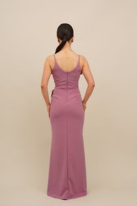 Lila, enganliegendes Abendkleid mit tiefem Rückenausschnitt, dünnen Trägern und einem Reißverschluss. Das bodenlange Design zeichnet sich durch eine glatte Textur und minimale Nähte aus.