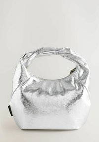 Strieborná metalická kabelka s jemným, textúrovaným povrchom, zaobleným tvarom a skrútenou rukoväťou. Obsahuje horné zapínanie na zips.