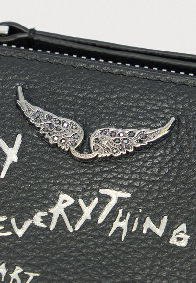 Juodos tekstūruotos odos su sidabro spalvos metaliniu sparno akcentu. Matomi baltos spalvos įspausti užrašai. Viršuje užtrauktuko uždarymas.