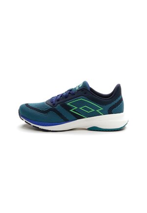 Baskets de sport avec une tige en mesh respirant en bleu canard et marine, avec des accents verts ; semelle blanche légère et semelle texturée.