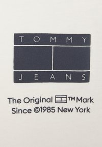 Tommy Jeans ESSENTIAL FLAG TEE - T-shirt con stampa - ancient white