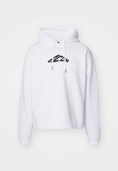 Valkoinen huppari, jossa on musta logo painettuna etuosaan, varustettuna naruhupulla, pitkillä hihoilla ja ribbaatuilla hihoilla sekä helmalla.