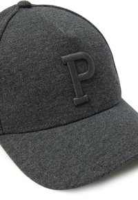 Gorra de béisbol de tela gris con una corona redondeada, un visera curva y un logo bordado con la letra "P" en la parte frontal.