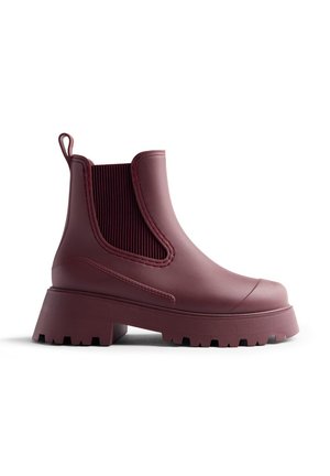 Bordeaux Chelsea-støvlett med chunky såle, elastiske sidepaneler, hanke bakpå og glatt, matt finish.
