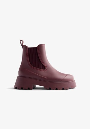 Bordeaux Chelsea-boot met stevige zool, elastische zijpanelen, een trekhaak aan de hiel en een gladde matte afwerking.
