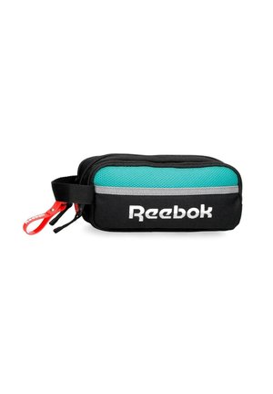 Bolsa con cremallera de Reebok en negro y verde azulado con una lengüeta roja para tirar y una pequeña correa negra para llevar, sobre fondo blanco.
