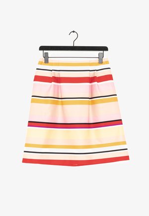 Falda a rayas con líneas horizontales en rojo, rosa, dorado y negro. Confeccionada en una tela suave con un diseño acampanado y pliegues.