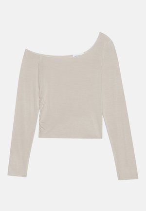 Lichtbeige lange mouw top met een off-the-shoulder decolleté, gerimpelde details aan de zijkant en een zachte, gladde textuur.