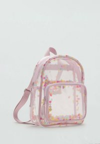 Zaino rosa trasparente con confetti a pois all'interno. Presenta un compartimento principale e una tasca frontale con zip, realizzato in materiale trasparente.