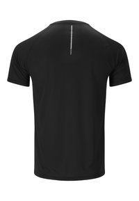 T-shirt de sport noir à manches courtes vu de dos avec une bande réfléchissante verticale près de l'encolure.