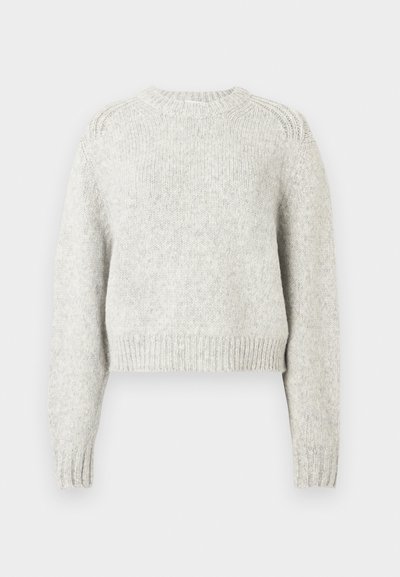 Svetlošedý krátky sveter s dlhými rukávmi, okrúhlym výstrihom a rebrovanými manžetami a lemom. Vyrobený z mäkkého, textúrovaného pleteného materiálu.