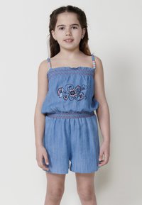 Džinsinis rompers su reguliuojamomis spaghetti petnešomis, siuvinėtu floriniu raštu, smulkinta juosmeniu ir laisvo kirpimo šortais šviesiai mėlynos spalvos.