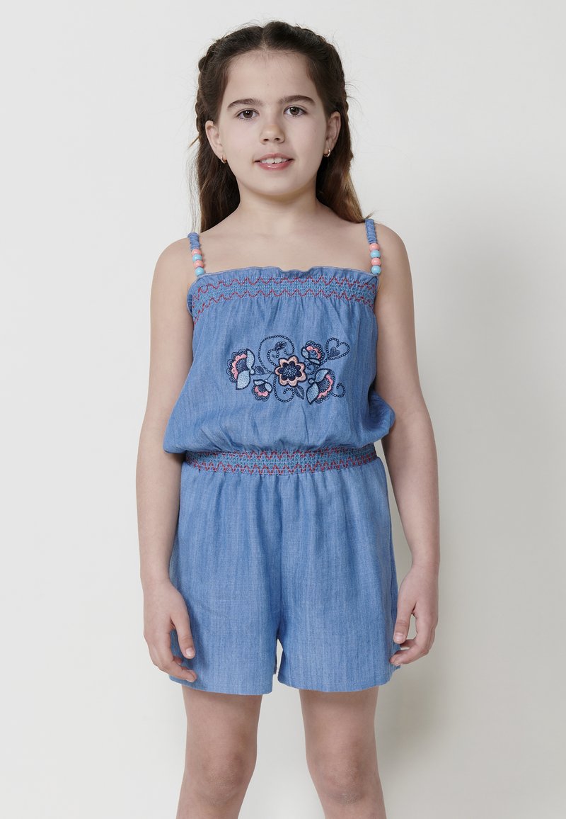 Džinsinis rompers su reguliuojamomis spaghetti petnešomis, siuvinėtu floriniu raštu, smulkinta juosmeniu ir laisvo kirpimo šortais šviesiai mėlynos spalvos.