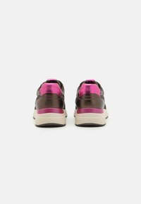 Sneakers marroni e rosa con finitura metallizzata e suola crema a contrasto. Presentano un colletto imbottito e una linguetta per una facile calzata.