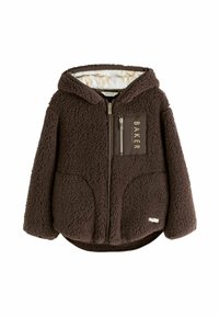 Giacca in pile marrone con cappuccio, chiusura zip e due tasche laterali. È dotata di una tasca sul petto con etichetta di branding e una texture morbida.