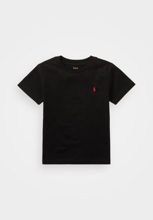 Camiseta negra de algodón con mangas cortas y cuello redondo, que presenta un pequeño logo rojo en el pecho izquierdo. Textura suave y corte clásico.