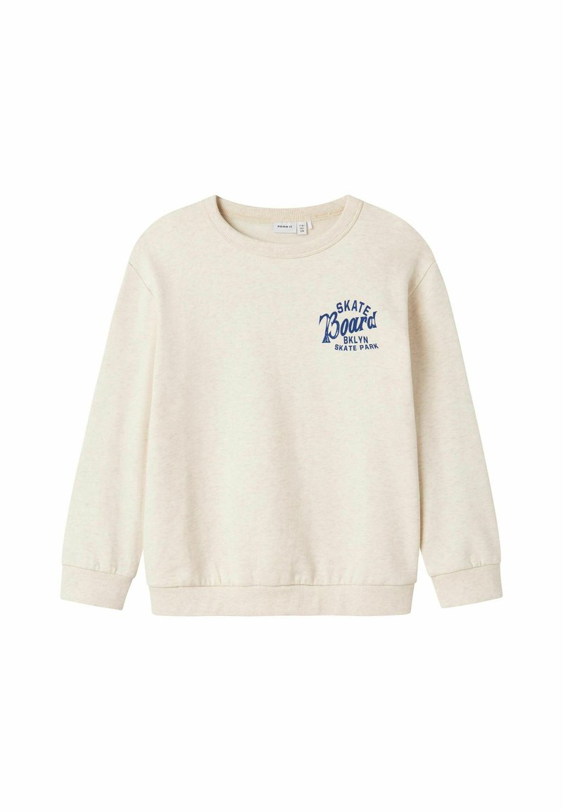 Felpa leggera beige con maniche lunghe, polsini a costine e colletto tondo. Presenta una scritta blu stampata che recita "SKATE Board BKLYN SKATE PARK".