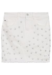 Vit denimminikjol med silverfärgade nitar i en solstråledesign. Har framfickor och fransig kant.