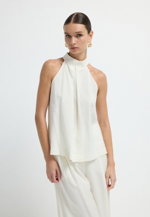 Top halter bianco senza maniche con scollatura alta, dettagli plissettati e vestibilità fluida. Tessuto dalla texture liscia, design minimalista.