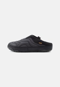 Fekete slip-on cipő tűzött designnal, texturált felső résszel és gumitalppal. Könnyű felvételt biztosító húzófüllel rendelkezik.