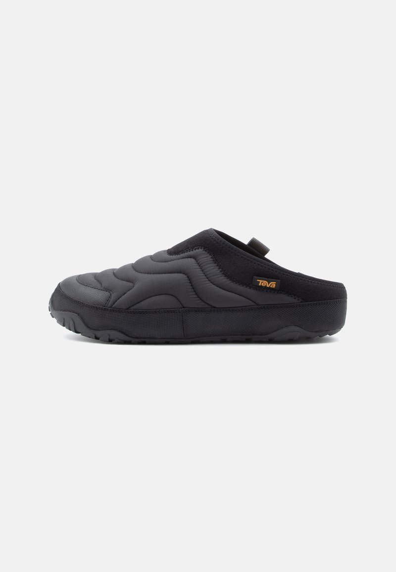 Fekete slip-on cipő tűzött designnal, texturált felső résszel és gumitalppal. Könnyű felvételt biztosító húzófüllel rendelkezik.