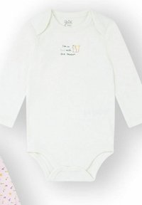 Body de bebé blanco de manga larga, con una frase impresa y una ilustración de una ardilla en el pecho. Cierres de presión en la parte inferior.